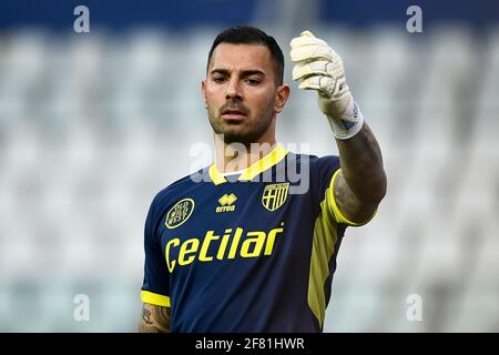 Parma, Italia - 10 aprile 2021: Luigi Sepe di Parma Calcio gesti durante la Serie UNA partita di calcio tra Parma Calcio e AC Milano. AC Milan ha vinto 3-1 su Parma Calcio. Credit: Nicolò campo/Alamy Live News Foto Stock