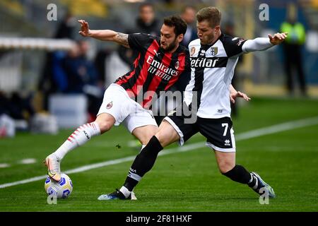 Parma, Italia - 10 aprile 2021: Hakan Calhanoglu (L) dell'AC Milan viene sfidato da Riccardo Gagliolo (R) di Parma Calcio durante la Serie A di calcio tra Parma Calcio e AC Milano. AC Milan ha vinto 3-1 su Parma Calcio. Credit: Nicolò campo/Alamy Live News Foto Stock