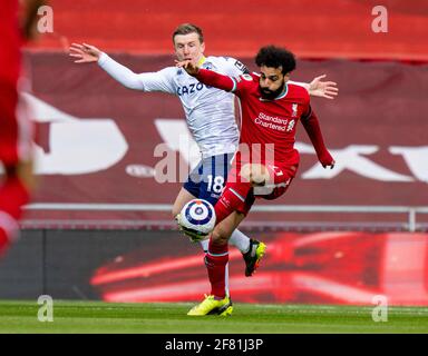 Liverpool. 11 Apr 2021. Mohamed Salah (R) di Liverpool compete con il Matt Targett di Aston Villa durante la prima partita di campionato tra il Liverpool FC e l'Aston Villa FC ad Anfield a Liverpool, in Gran Bretagna, il 10 aprile 2021. Credit: Xinhua/Alamy Live News Foto Stock