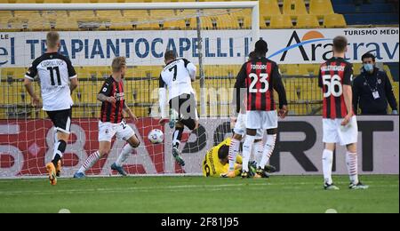 Parma, Italia. 10 Apr 2021. Riccardo Gagliolo di Parma (3° L) segna nel corso di una partita di calcio tra Parma e AC Milano a Parma, 10 aprile 2021. Credit: Alberto Lingria/Xinhua/Alamy Live News Foto Stock