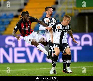 Parma, Italia. 10 Apr 2021. Frank Kessie (L) di AC Milan segna durante una partita di calcio tra Parma e AC Milan a Parma, 10 aprile 2021. Credit: Alberto Lingria/Xinhua/Alamy Live News Foto Stock