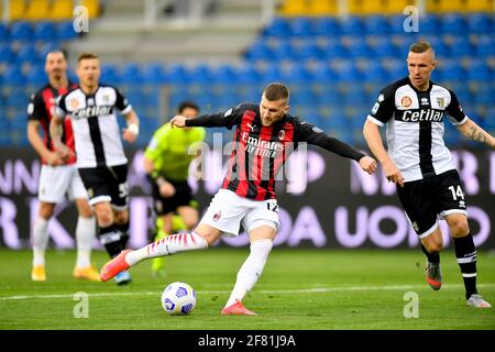 Parma, Italia. 10 Apr 2021. Ante Rebic (2nd R) dell'AC Milan segna durante una partita di calcio tra Parma e AC Milan a Parma, 10 aprile 2021. Credit: Alberto Lingria/Xinhua/Alamy Live News Foto Stock