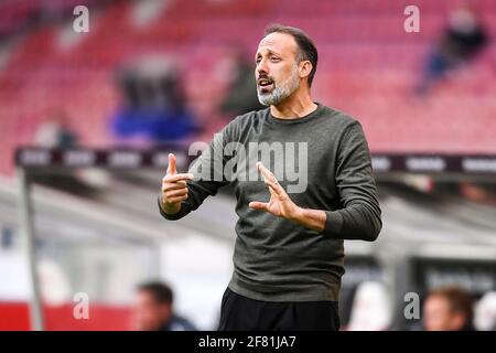 Stoccarda. 11 Apr 2021. Il capo allenatore Pellegrino Matarazzo di Stoccarda reagisce durante una partita della Bundesliga tedesca tra la VfB di Stoccarda e la Borussia Dortmund a Stoccarda, Germania, il 10 aprile 2021. Credit: Xinhua/Alamy Live News Foto Stock