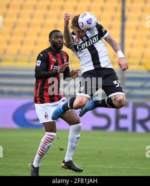 Parma, Italia. 10 Apr 2021. Il fikayo Tomori (L) dell'AC Milan viena con il Juraj Kucka di Parma durante una partita di calcio tra Parma e AC Milan a Parma, Italia, 10 aprile 2021. Credit: Alberto Lingria/Xinhua/Alamy Live News Foto Stock