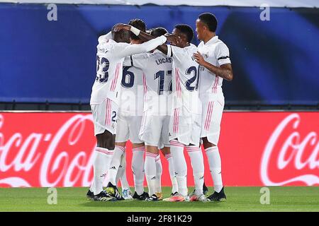 Madrid, Spagna. 10 Apr 2021. I giocatori del Real Madrid festeggiano durante una partita di calcio della lega spagnola tra il Real Madrid e il FC Barcelona a Madrid, Spagna, il 10 aprile 2021. Credit: Edward F. Peters/Xinhua/Alamy Live News Foto Stock