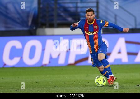 Madrid, Spagna. 10 Apr 2021. Lionel messi di Barcellona compete durante una partita di calcio della lega spagnola tra il Real Madrid e il FC Barcelona a Madrid, in Spagna, il 10 aprile 2021. Credit: Edward F. Peters/Xinhua/Alamy Live News Foto Stock