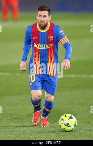 Madrid, Spagna. 10 Apr 2021. Lionel messi di Barcellona compete durante una partita di calcio della lega spagnola tra il Real Madrid e il FC Barcelona a Madrid, in Spagna, il 10 aprile 2021. Credit: Edward F. Peters/Xinhua/Alamy Live News Foto Stock