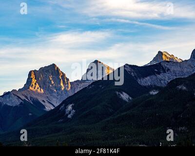Vista sulla cima di una montagna con luce arancione da un tramonto sulle tre cime Foto Stock