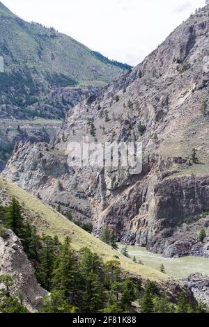 vista di una valle nelle montagne secche con un fiume che scorre nel mezzo Foto Stock