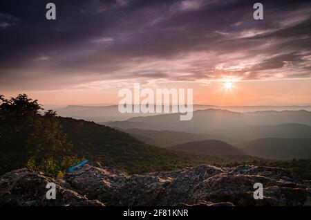 Un tramonto estivo frizzante dal Monte Bearfence nel Parco Nazionale di Shenandoah. Foto Stock