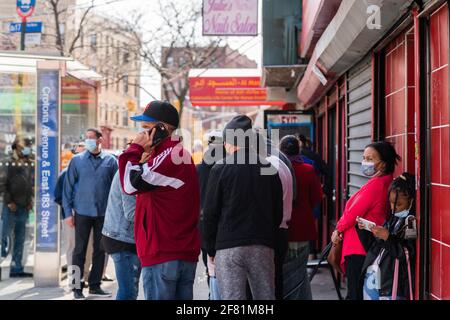 Bronx, Stati Uniti. 10 Apr 2021. Bill de Blasio, sindaco di New York, visita i leader religiosi della comunità musulmana in un sito di vaccinazione pop-up nel Bronx. (Foto di Steve Sanchez/Pacific Press) Credit: Pacific Press Media Production Corp./Alamy Live News Foto Stock