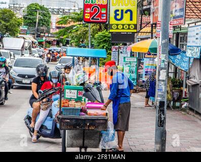 PATTAYA, THAILANDIA - 05 aprile 2021: Un'istantanea dalla vita di strada di Soi Buakhao nel distretto di Pattaya Chonburi Thailandia Asia meridionale Foto Stock