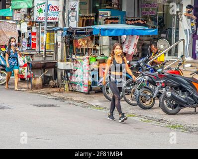 PATTAYA, THAILANDIA - 05 aprile 2021: Un'istantanea dalla vita di strada di Soi Buakhao nel distretto di Pattaya Chonburi Thailandia Asia meridionale Foto Stock