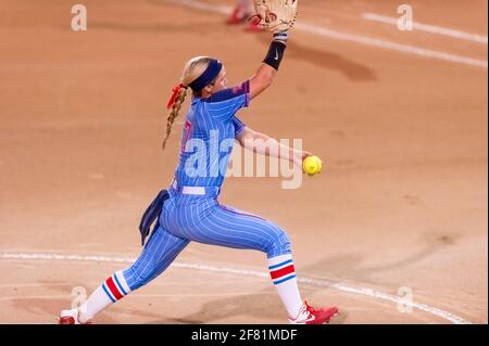 L'Ole Miss Rebel Pitcher si sta avvolgendo per fare Una piastra passo-inizio Foto Stock