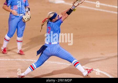 L'Ole Miss Rebel Pitcher si sta avvolgendo per fare Una piastra passo-inizio Foto Stock