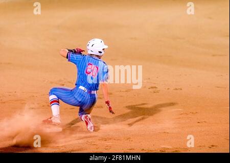 Un giocatore di Ole Miss sta tentando di rubare la seconda base nel torneo annuale di softball PV Challenge a Puerto vallarta, Jalisco Messico. Foto Stock