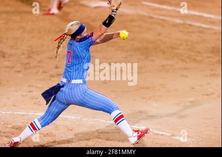 L'Ole Miss Rebel Pitcher si sta avvolgendo per fare Una piastra passo-inizio Foto Stock