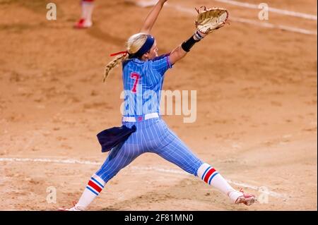 L'Ole Miss Rebel Pitcher si sta avvolgendo per fare Una piastra passo-inizio Foto Stock