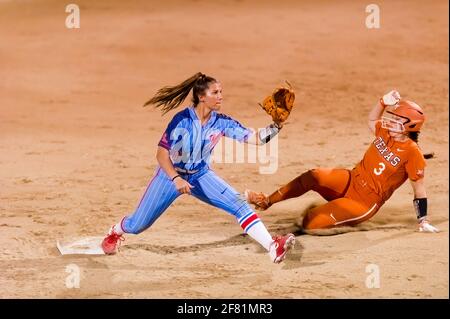 Un giocatore di Texas Longhorn sta tentando UNA base rubata contro La Ole Miss si ribelle scivolando nella seconda base Foto Stock