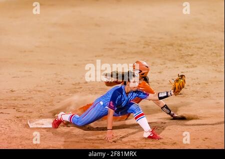 Un giocatore di Texas Longhorn sta tentando UNA base rubata contro La Ole Miss si ribelle scivolando nella seconda base Foto Stock