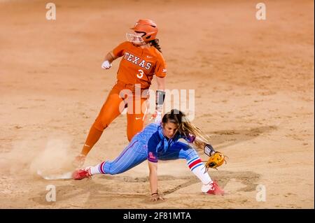 Un giocatore di Texas Longhorn sta tentando UNA base rubata contro La Ole Miss si ribelle scivolando nella seconda base Foto Stock