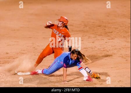 Un giocatore di Texas Longhorn sta tentando UNA base rubata contro La Ole Miss si ribelle scivolando nella seconda base Foto Stock