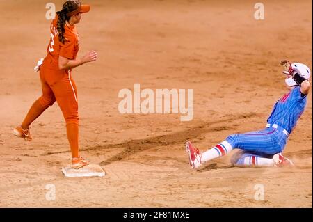 Un giocatore di Ole Miss sta tentando di rubare la seconda base nel torneo annuale di softball PV Challenge a Puerto vallarta, Jalisco Messico. Foto Stock