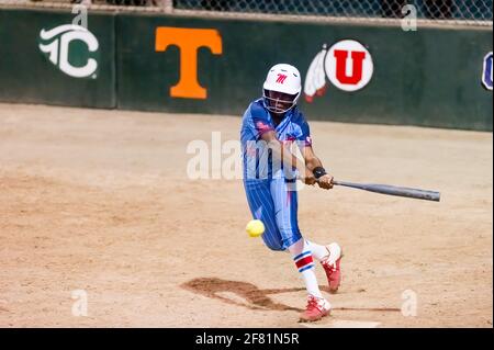 Un giocatore di Ole Miss è a Bat contro il Texas Longhorns al PV Challenge Annual Softball Tournament Foto Stock