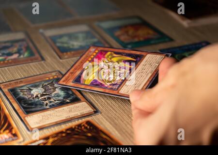 Bangkok, Thailandia - 7 aprile 2021 : un uomo che gioca Yu-Gi-Oh gioco di carte di trading. Foto Stock