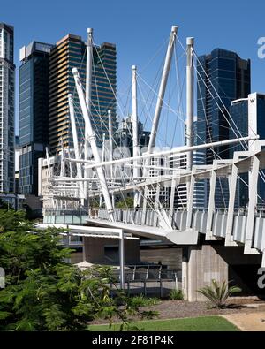 Il ponte pedonale Kurilpa che attraversa il fiume Brisbane Foto Stock