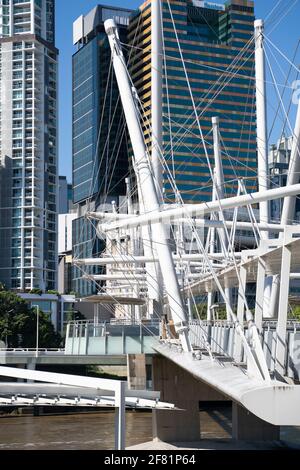 Il ponte pedonale Kurilpa che attraversa il fiume Brisbane Foto Stock