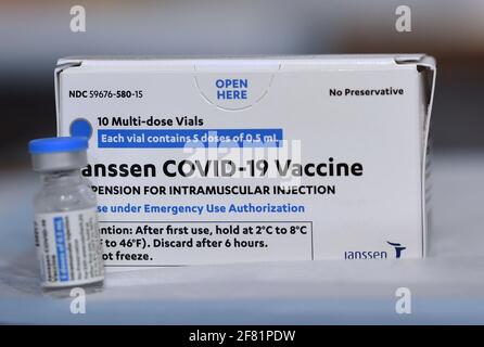 Orlando, Stati Uniti. 10 Apr 2021. Johnson & Johnson COVID-19 flaconcino e scatola visti in un sito di vaccinazione. Le dosi del vaccino Johnson & Johnson vengono somministrate in tutto lo stato della Florida, nonostante un piccolo numero di pazienti che hanno manifestato reazioni avverse, compresi i coaguli di sangue. (Foto di Paul Hennessy/SOPA Images/Sipa USA) Credit: Sipa USA/Alamy Live News Foto Stock