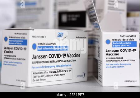 Orlando, Stati Uniti. 10 Apr 2021. Le scatole per vaccini Johnson & Johnson COVID-19 sono osservate in un sito di vaccinazione. Le dosi del vaccino Johnson & Johnson vengono somministrate in tutto lo stato della Florida nonostante un piccolo numero di pazienti che hanno manifestato reazioni avverse, compresi i coaguli di sangue. (Foto di Paul Hennessy/SOPA Images/Sipa USA) Credit: Sipa USA/Alamy Live News Foto Stock