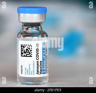Orlando, Stati Uniti. 10 Apr 2021. Un flaconcino di vaccino Johnson & Johnson COVID-19 viene osservato in un sito di vaccinazione. Le dosi del vaccino Johnson & Johnson vengono somministrate in tutto lo stato della Florida nonostante un piccolo numero di pazienti che hanno manifestato reazioni avverse, compresi coaguli di sangue. (Foto di Paul Hennessy/SOPA Images/Sipa USA) Credit: Sipa USA/Alamy Live News Foto Stock