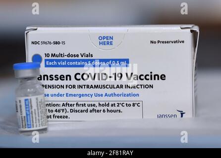 Orlando, Stati Uniti. 10 Apr 2021. Johnson & Johnson COVID-19 flaconcino e scatola visti in un sito di vaccinazione. Le dosi del vaccino Johnson & Johnson vengono somministrate in tutto lo stato della Florida, nonostante un piccolo numero di pazienti che hanno manifestato reazioni avverse, compresi i coaguli di sangue. Credit: SOPA Images Limited/Alamy Live News Foto Stock