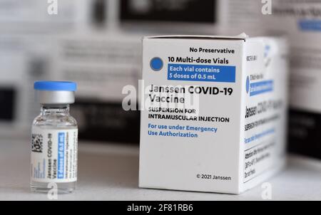 Orlando, Stati Uniti. 10 Apr 2021. Johnson & Johnson COVID-19 flaconcino e scatola visti in un sito di vaccinazione. Le dosi del vaccino Johnson & Johnson vengono somministrate in tutto lo stato della Florida, nonostante un piccolo numero di pazienti che hanno manifestato reazioni avverse, compresi i coaguli di sangue. Credit: SOPA Images Limited/Alamy Live News Foto Stock