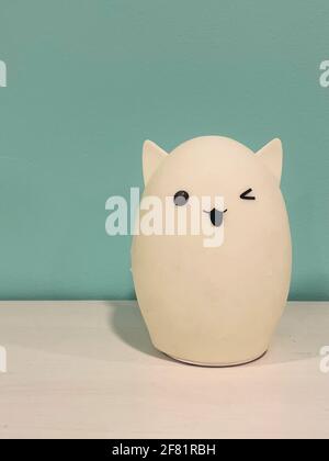 Un closeup verticale colpo di una cute luce del gatto con un volto sorridente Foto Stock