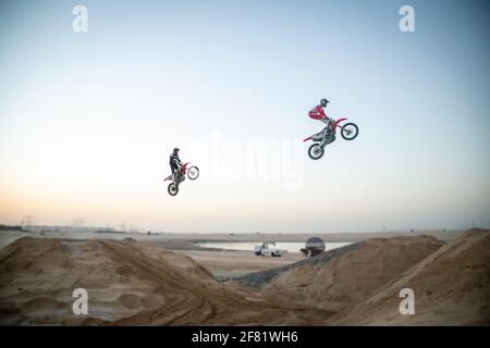 DUBAI, EMIRATI ARABI Uniti - 30 gennaio 2021: Motociclisti e motociclette freestyle nel deserto che salta sulle dune Foto Stock