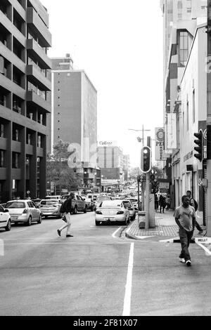 JOHANNESBURG, SUDAFRICA - 13 marzo 2021: Johannesburg, Sudafrica - 29 2013 agosto: Scene di strada del sobborgo di Braamfontein di Johannesburg CBD durin Foto Stock