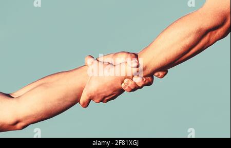 Aiutare il concetto di mano e la giornata internazionale di pace, sostegno. Aiutare mano estesa, braccio isolato, salvezza. Primo piano della guida. Due mani Foto Stock
