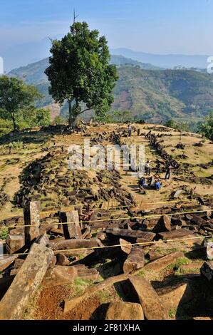 La vista su tutta la collina e l'edificio di siti megalitici, è incredibile. Nella corte dei siti megalitici, i visitatori hanno ascoltato la spiegazione Foto Stock