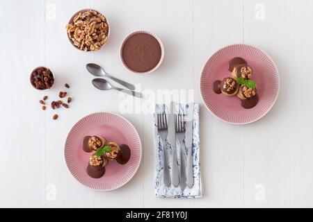 Pancake ripieni di uvetta e noci tritate, con crema di cioccolato Foto Stock