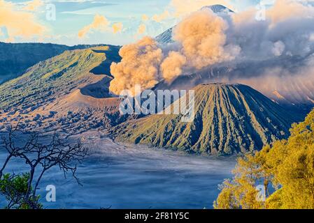 Trio vulcanico: Cono di cenere di Botok, bromo fumante, e Semeru maestoso sulla schiena preso @bromo, Tengger, Giava orientale Foto Stock