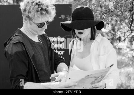 JOHANNESBURG, SUD AFRICA - Mar 13, 2021: Johannesburg, Sud Africa - Maggio 12 2018: Una coppia che guarda una mappa in un Parco delle sculture Foto Stock