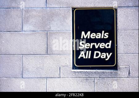 Pasti serviti tutto il giorno segno sul muro del ristorante Foto Stock