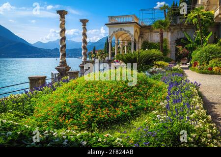 Splendido giardino ornamentale sul lungomare con passerelle fiorite, Varenna, lago di Como, Lombardia, Italia, Europa Foto Stock