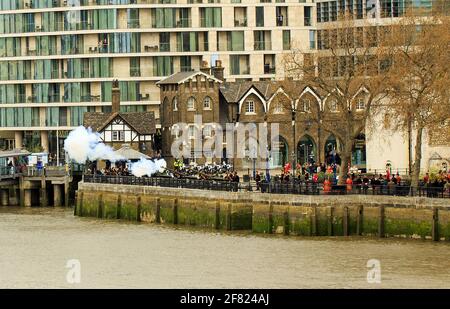 Royal Gun Salute alla Torre di Londra in memoria del Principe Filippo - Duca di Edimburgo alla sua morte il 9 aprile 2021. Torre di Londra, Regno Unito, 10 aprile Foto Stock