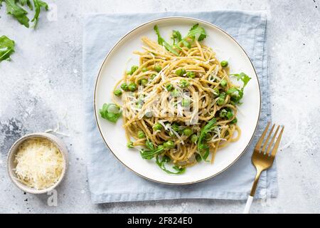 Spaghetti di pasta di grano integrale. Cucina italiana Foto Stock