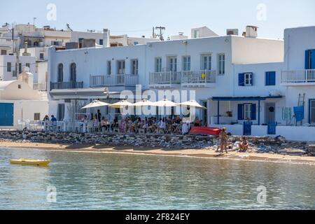 Naoussa, Isola di Paros, Grecia - 27 settembre 2020: Vista della piccola città portuale sull'isola di Paros. Persone nel ristorante e in spiaggia. Bianco Foto Stock