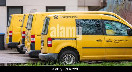 Braubach, Germania, 11. Aprile 2021: Veicoli di trasporto dal gruppo 'Deutsche Post DHL' Foto Stock